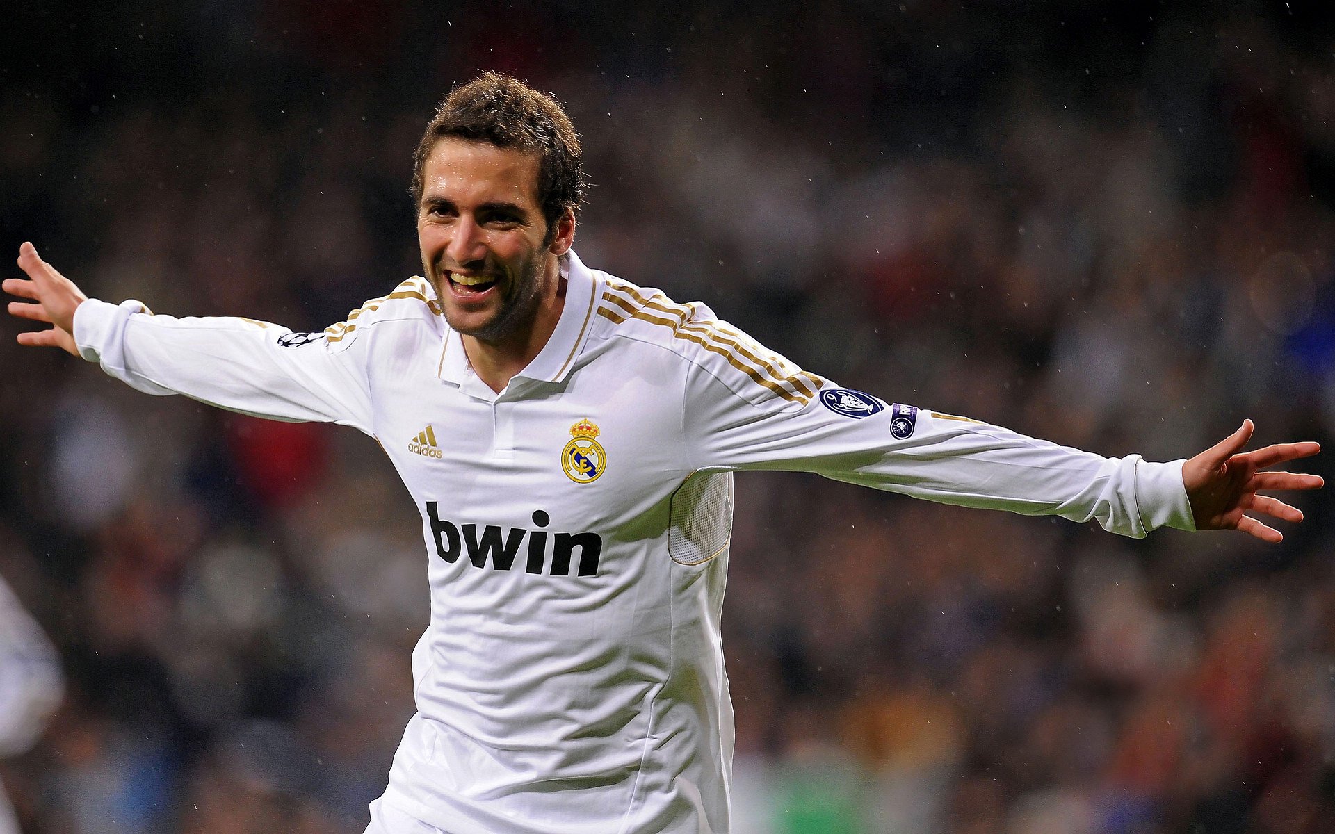 “多地暴雨雷暴,比赛时间频繁推迟”