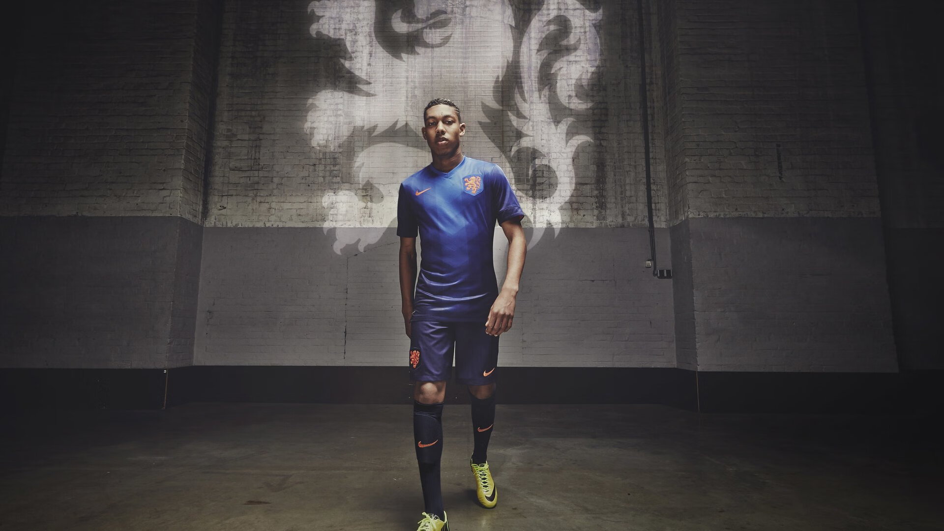 MILAN体育-五大联赛是否普遍采用前场控球后中路传递提速战术，控球前锋